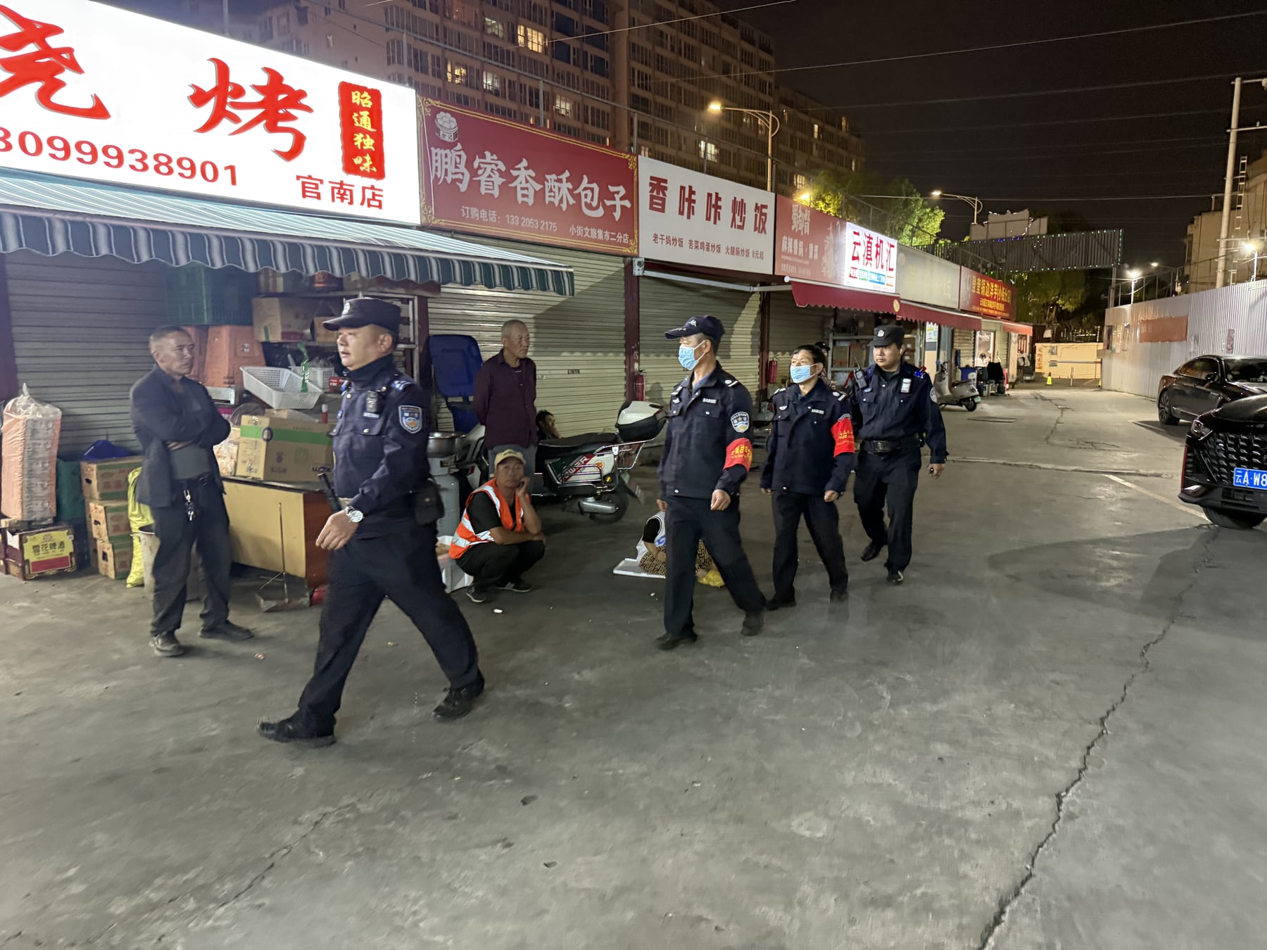 夜市入口附近人流