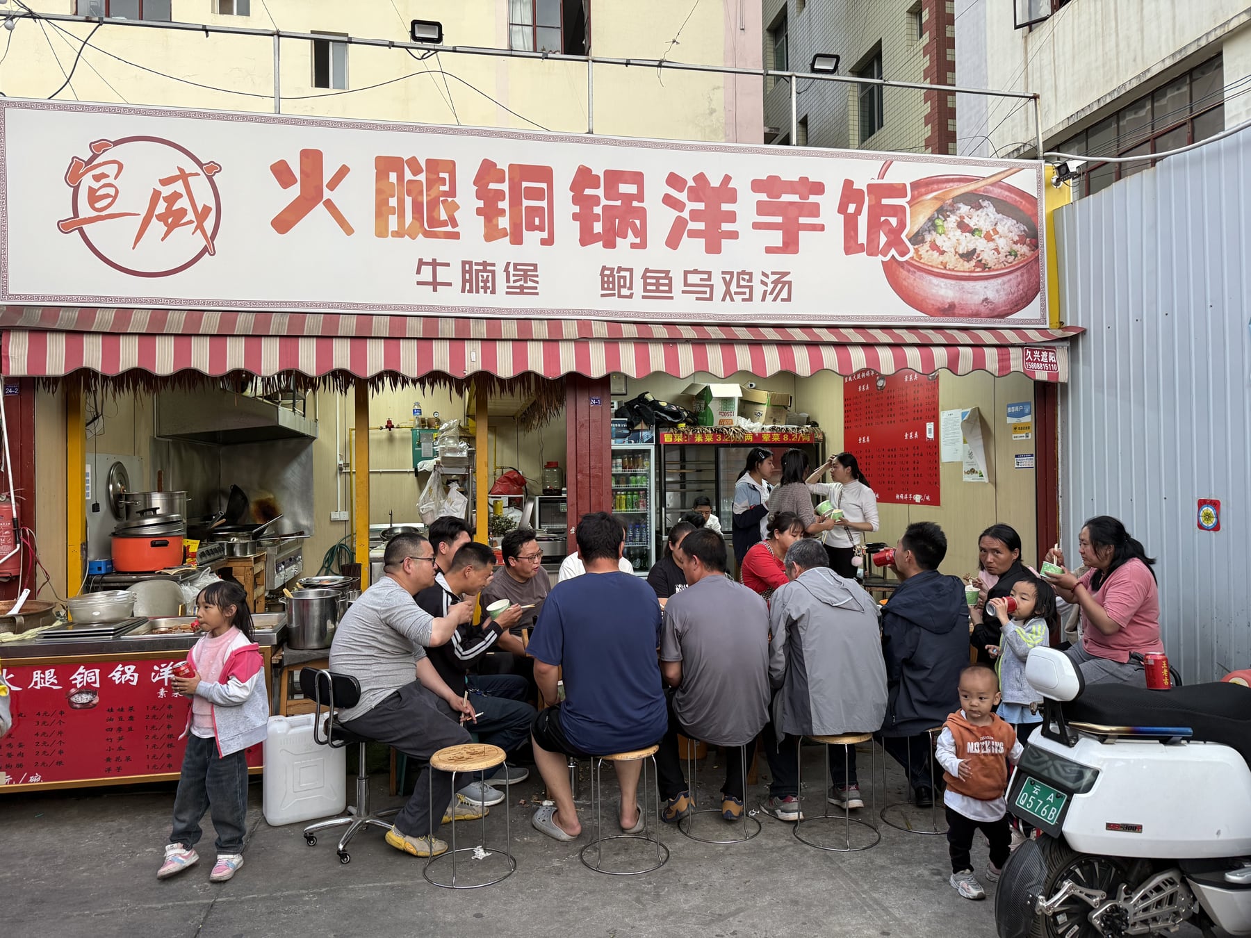 夜市商户门口顾客排队用餐