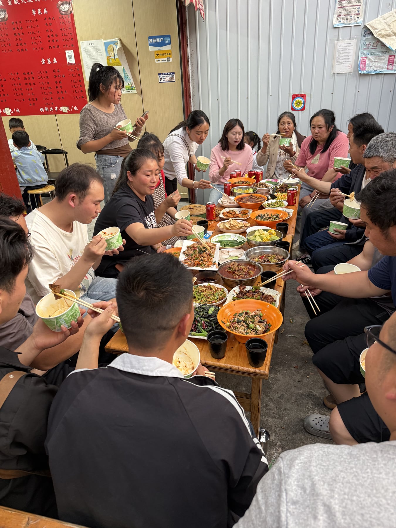 顾客围桌聚餐