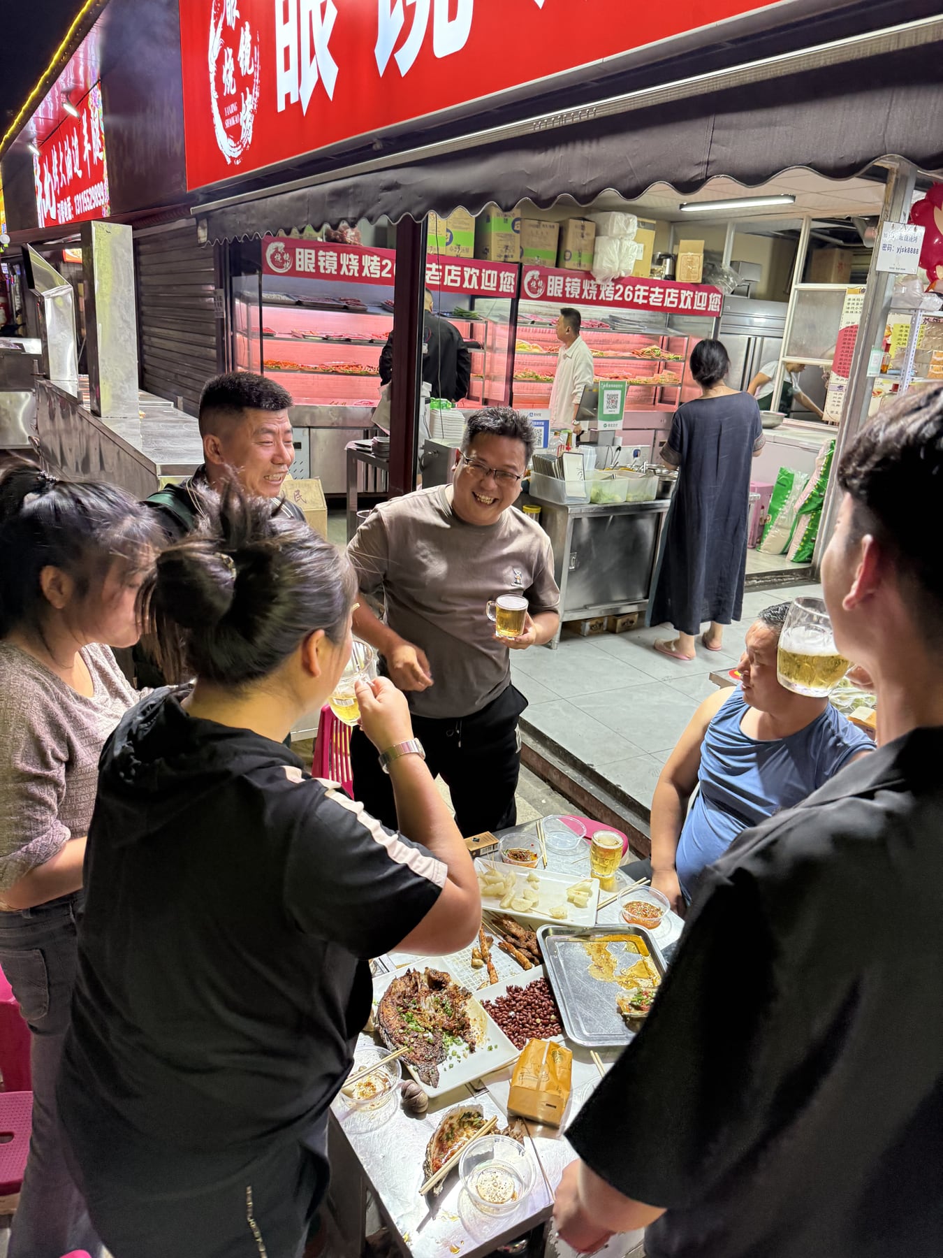 夜市餐桌用餐氛围