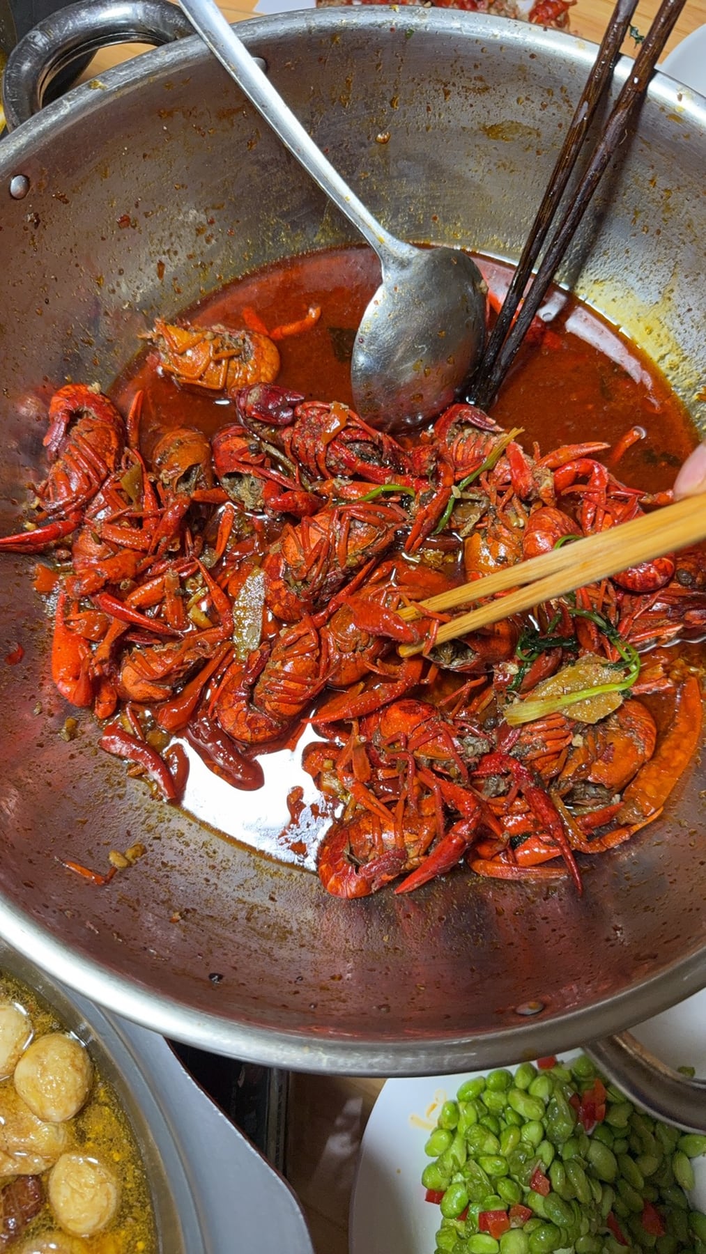 锅中小龙虾