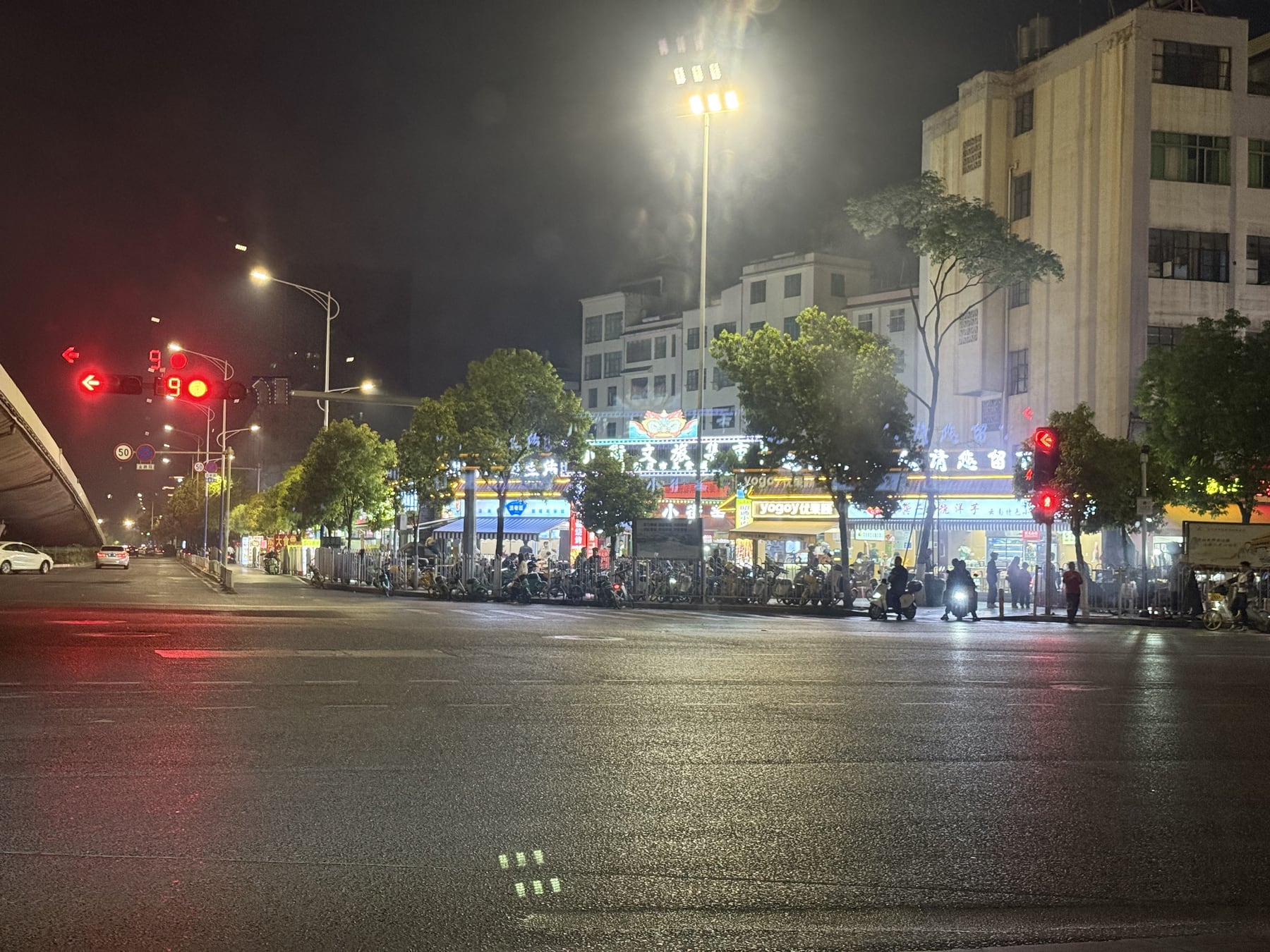 夜市外围道路与人流